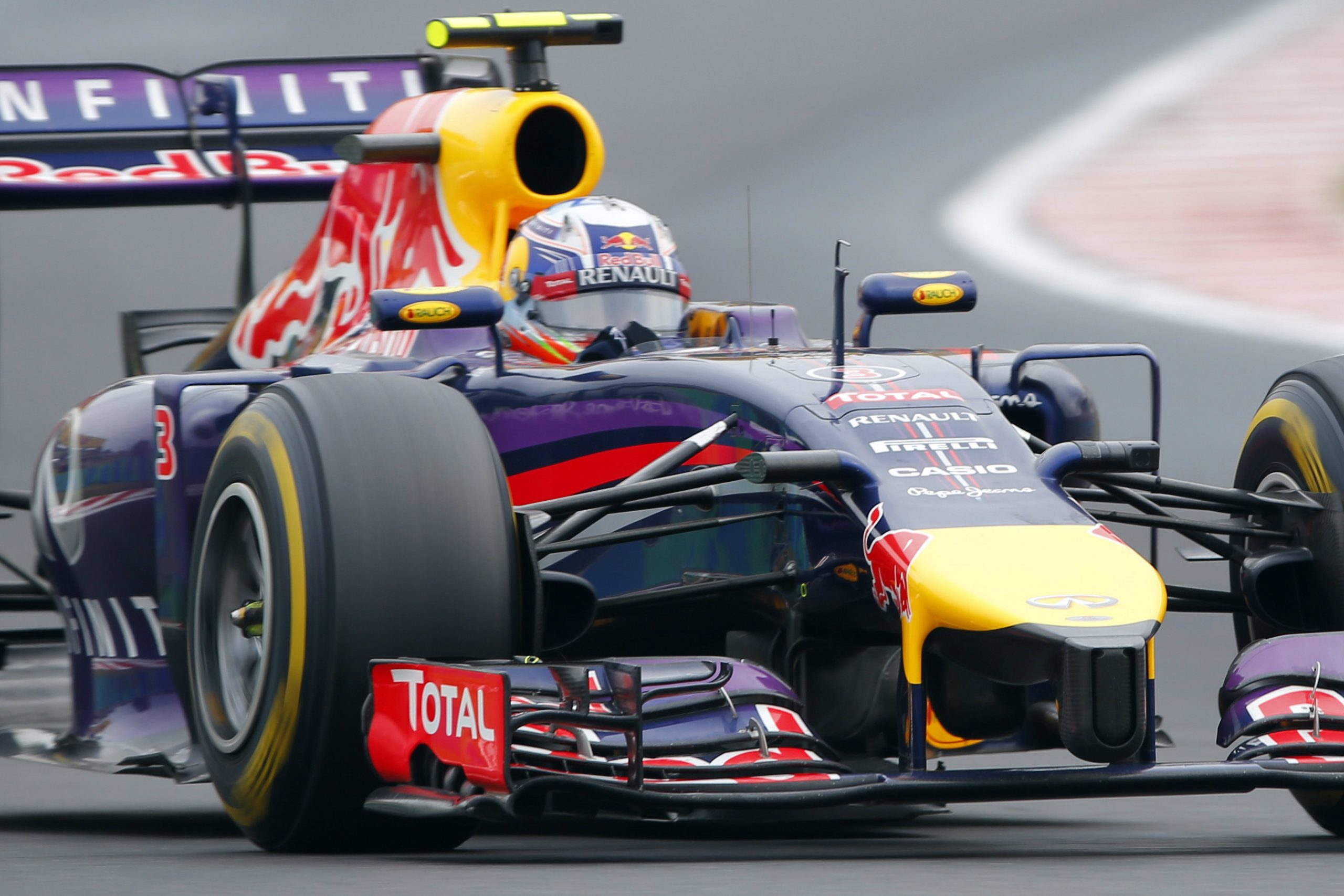 daniel ricciardo écarté de sa position, une décision qui soulève de nombreuses questions sur son avenir en formule 1. découvrez les raisons derrière ce choix et les implications pour sa carrière.