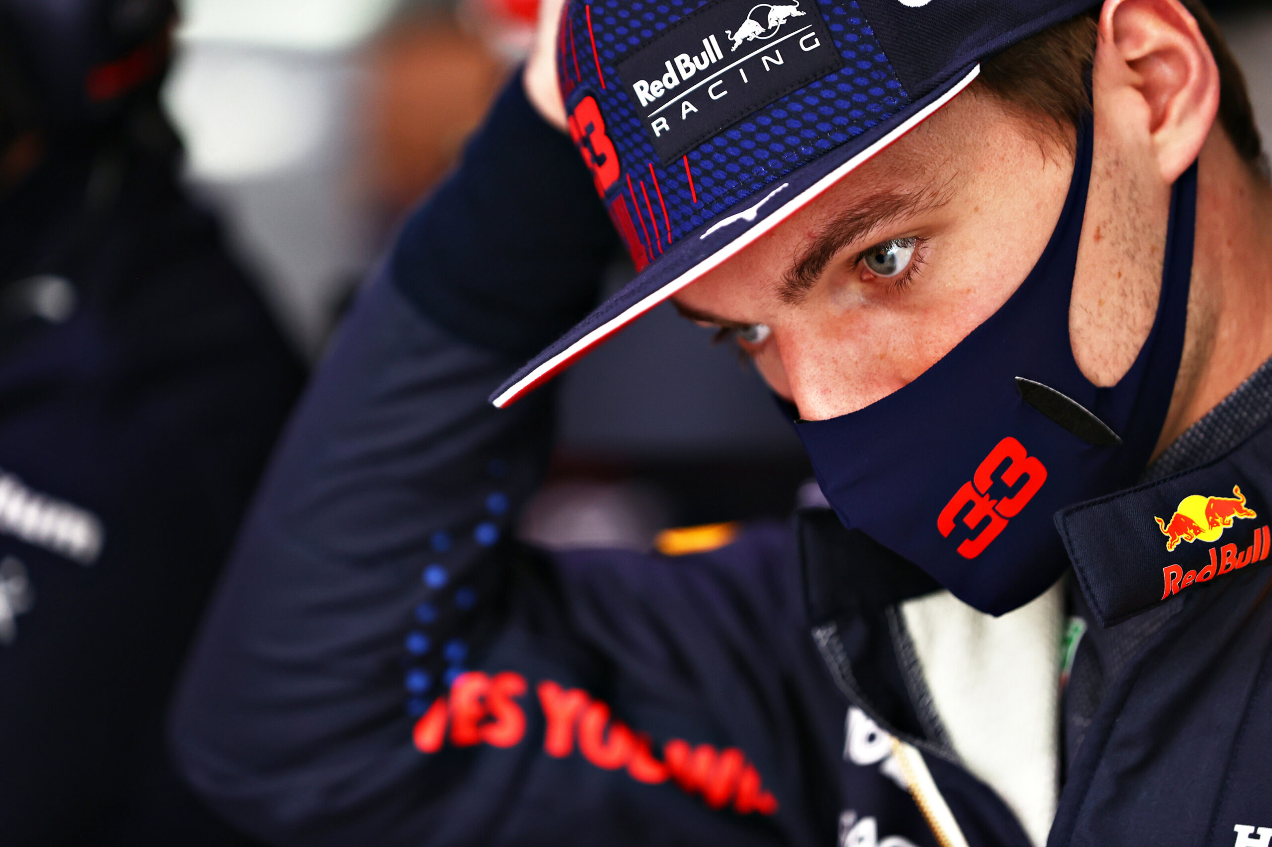 découvrez les raisons pour lesquelles max verstappen qualifie sa récente sanction d'absurde. plongez dans l'analyse de cette polémique qui secoue le monde de la formule 1 et ses implications sur la saison en cours.