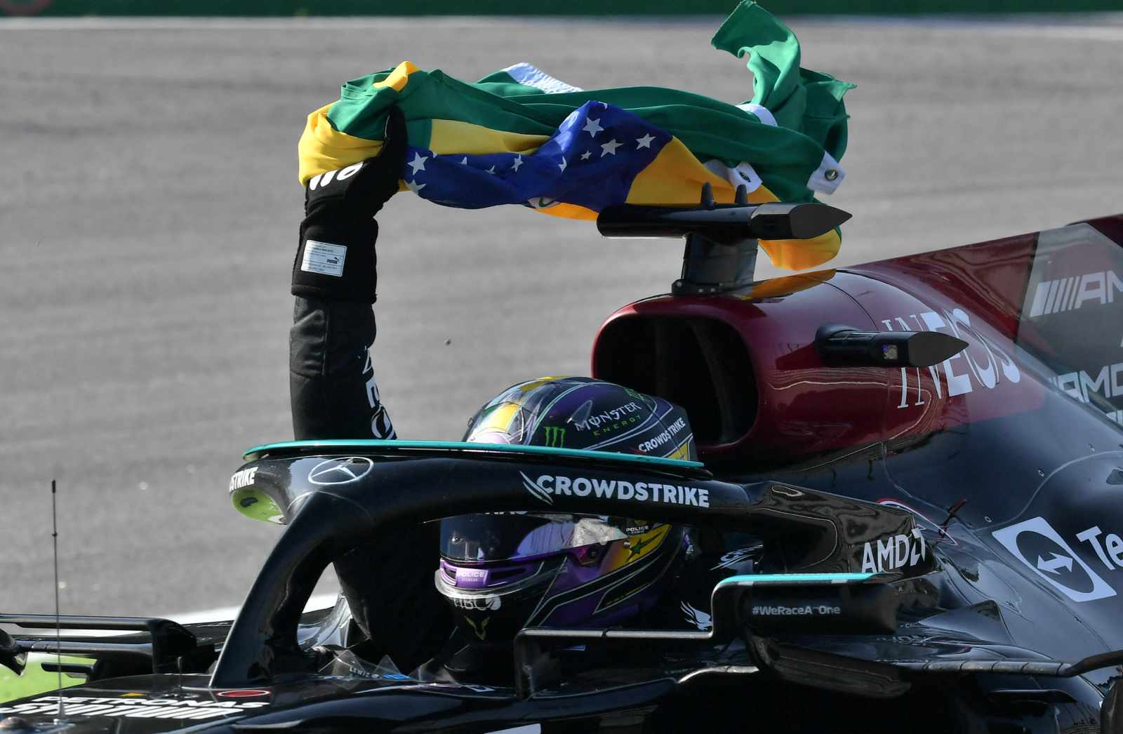 Formule 1 : Lewis Hamilton au volant de la mythique McLaren d&rsquo;Ayrton Senna à Interlagos