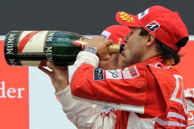 découvrez l'alliance parfaite entre le champagne et la formule 1. plongez dans l'univers glamour des courses automobiles tout en savourant les bulles pétillantes qui célèbrent les victoires. explorez comment ces deux mondes s'entrelacent lors des célébrations et des événements exclusifs.