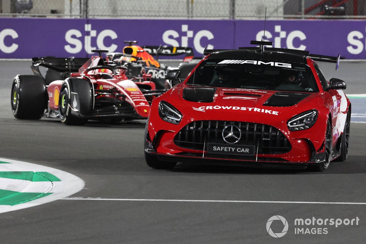 découvrez comment l'effet de sol influence les performances des voitures de f1 et le rôle crucial de la safety car dans la sécurité des pilotes et la gestion des courses. une analyse approfondie des mécanismes techniques et des stratégies de course.