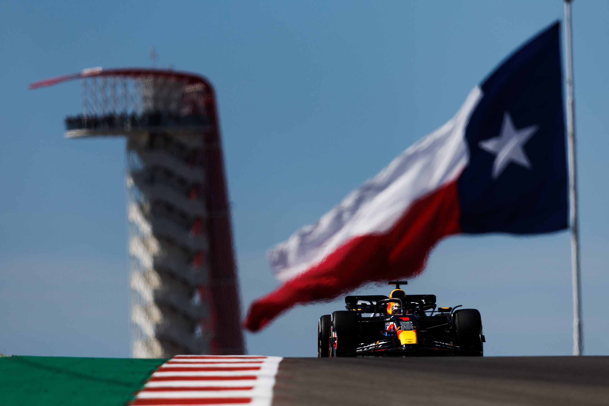 regardez le grand prix des états-unis de formule 1 en direct et ne manquez aucune action sur la piste. suivez votre équipe et vos pilotes préférés en temps réel pour vivre l'excitation de la course.