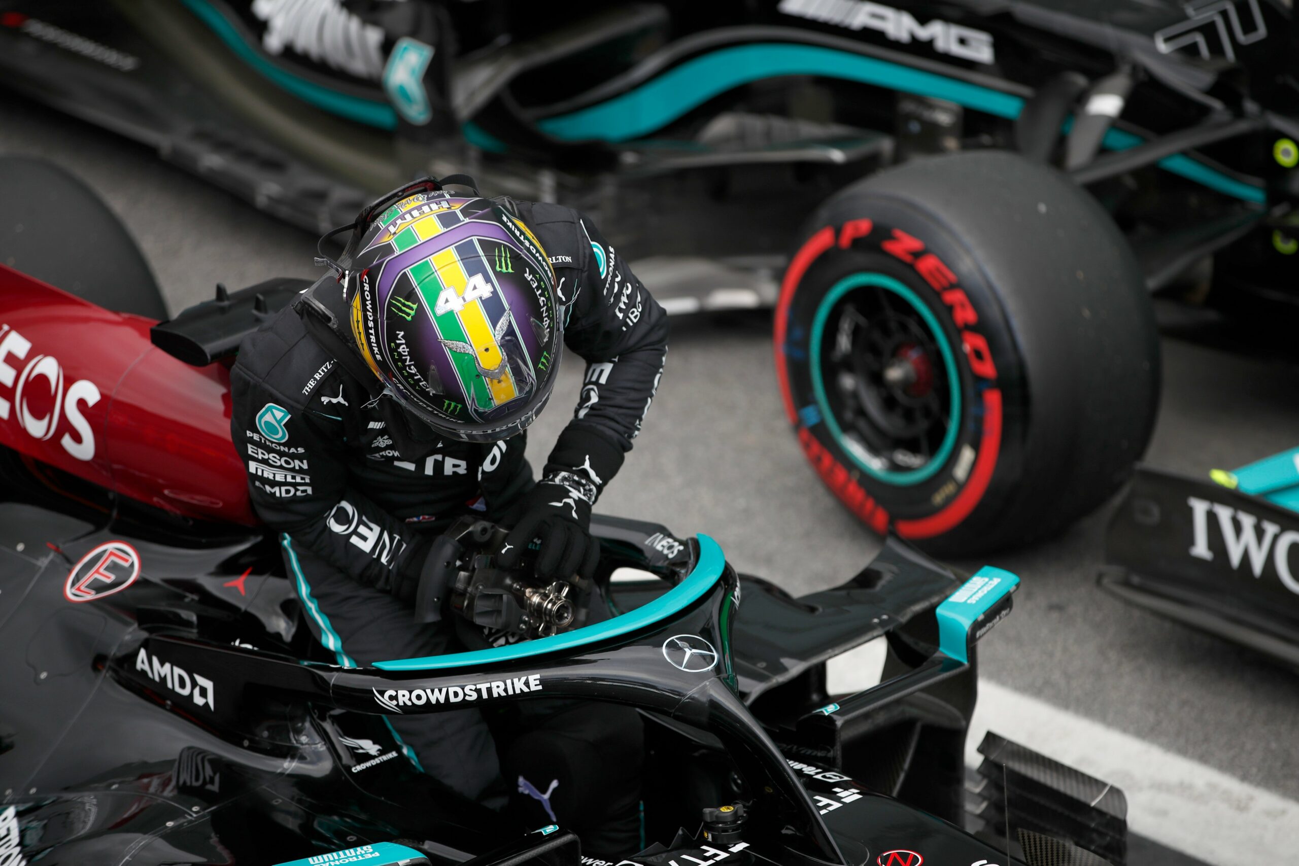 découvrez les dernières nouvelles sur le départ de lewis hamilton de mercedes, les implications pour l'équipe et le pilote, ainsi que les perspectives d'avenir en formule 1.