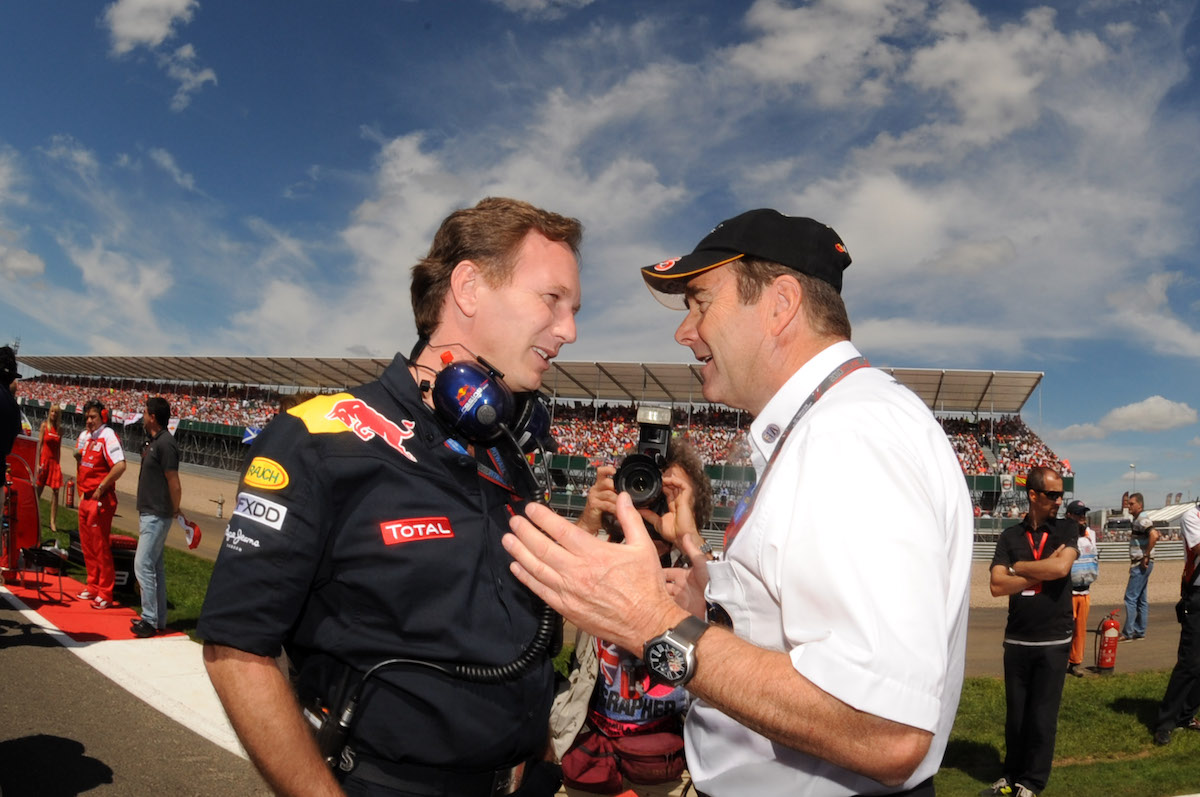 découvrez les enjeux et les dilemmes derrière le choix de horner sur pérez. plongée dans les stratégies de course et les décisions cruciales qui façonnent l'avenir des pilotes en formule 1.
