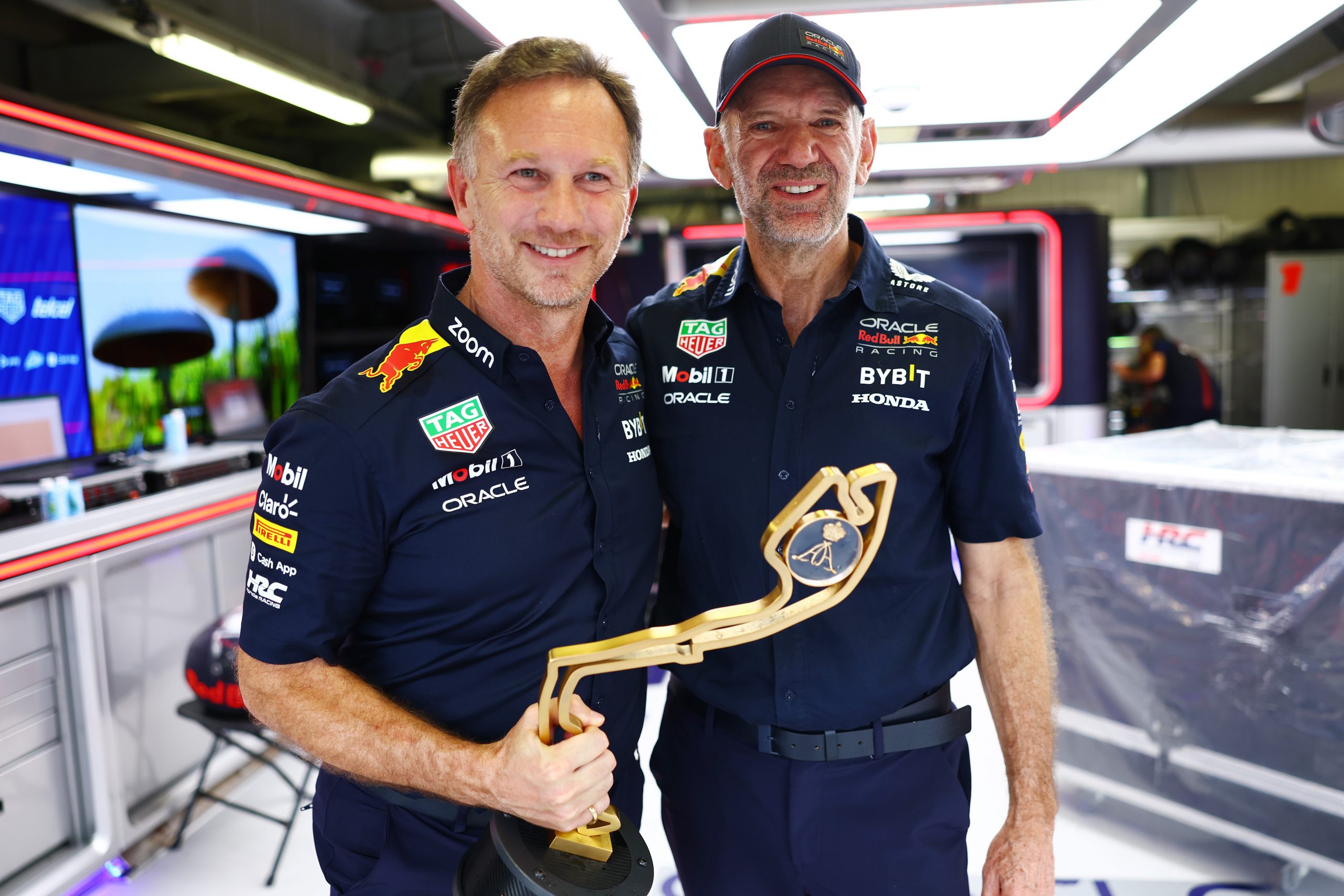 découvrez le parcours fascinant d'adrian newey en formule 1, l'un des ingénieurs les plus talentueux et respectés du sport. plongez dans son histoire, ses innovations techniques et ses contributions majeures qui ont révolutionné le monde de la f1.