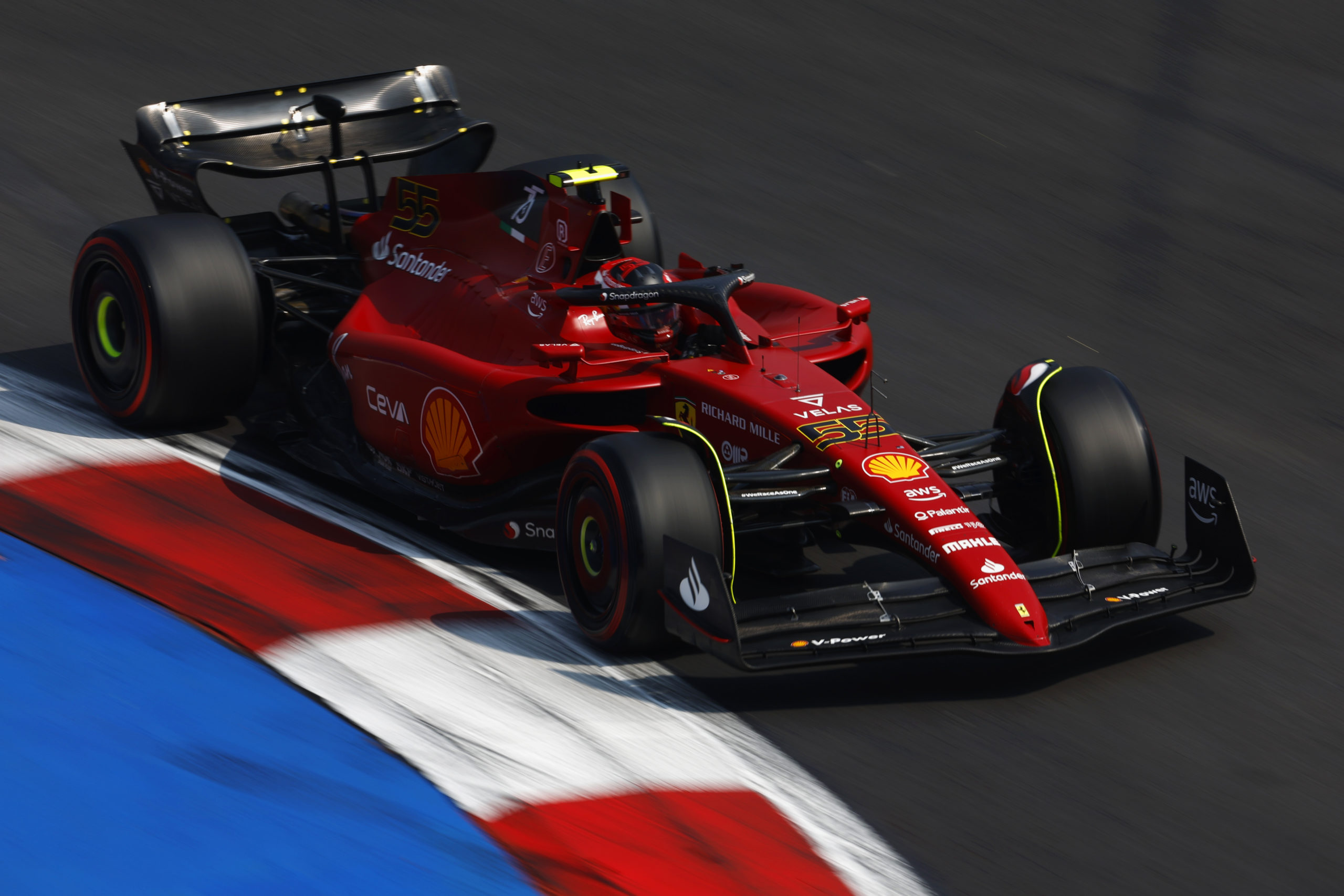 revivez le moment marquant où carlos sainz décroche la pole position au grand prix du mexique. découvrez les performances impressionnantes, les stratégies de course et les enjeux de cette étape cruciale de la saison de formule 1.