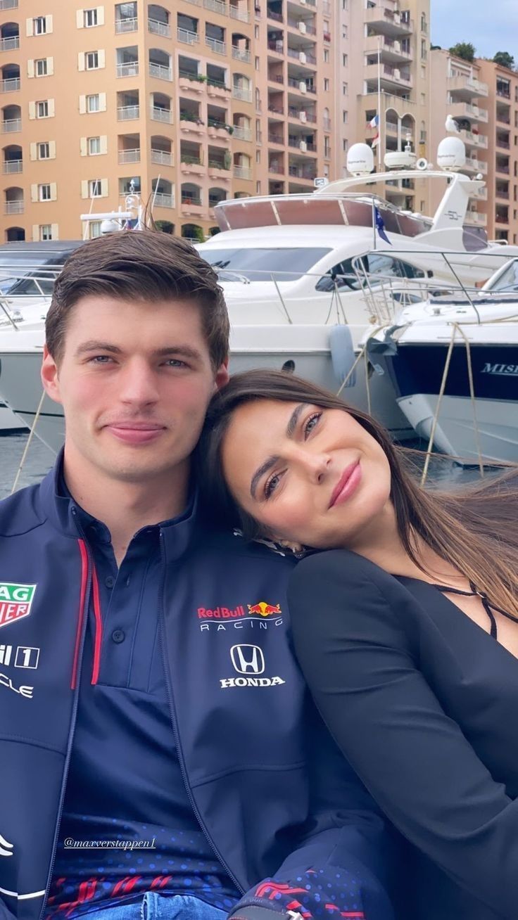 découvrez l'actualité passionnante de la formule 1 avec verstappen et piastri. suivez leurs performances sur la piste, leurs rivalités et les moments clés de leur carrière qui font vibrer les fans de motorsport.