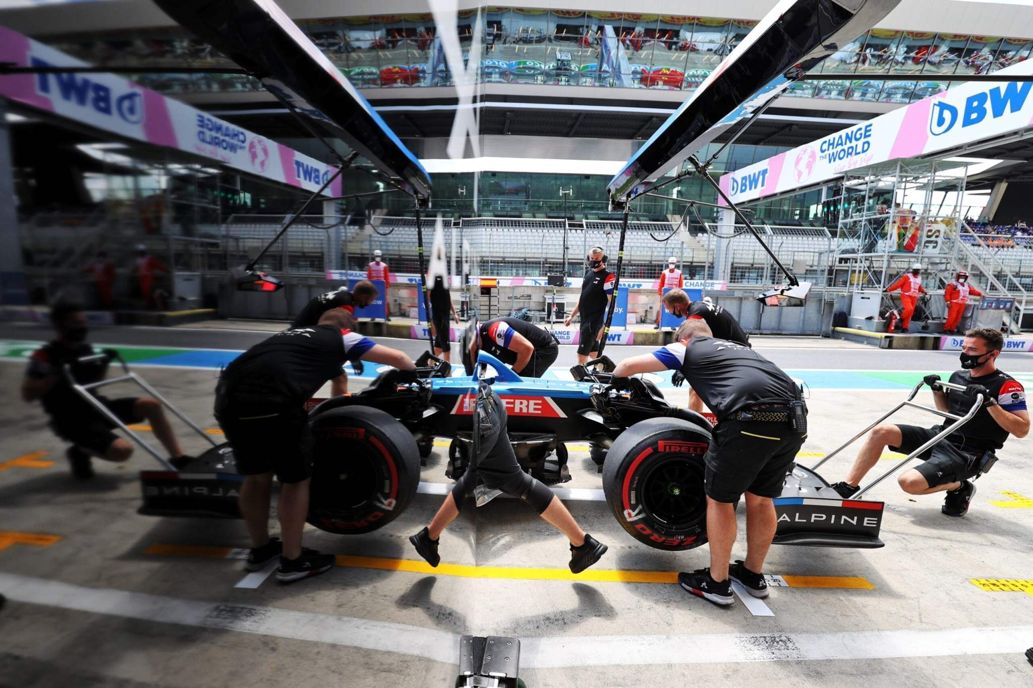 découvrez comment flavio briatore a réussi à générer 30 millions d'euros pour alpine f1. plongez dans les détails surprenants de cette stratégie financière audacieuse et son impact sur l'équipe de formule 1.