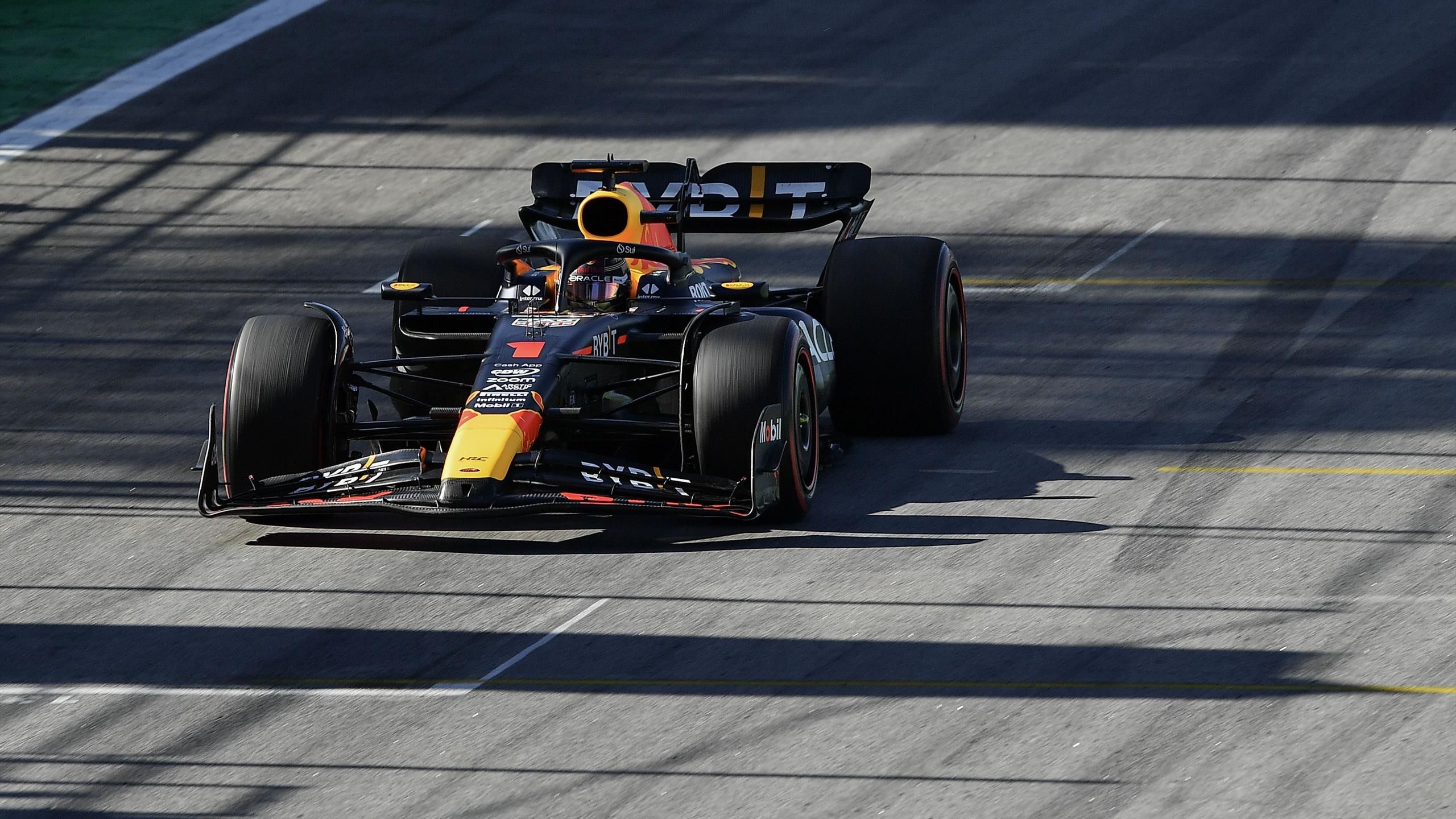 découvrez la réaction de lando norris face à la victoire surprenante d'oscar piastri lors du grand prix de sao paulo. analyse des émotions et des enjeux derrière cette compétition palpitante.