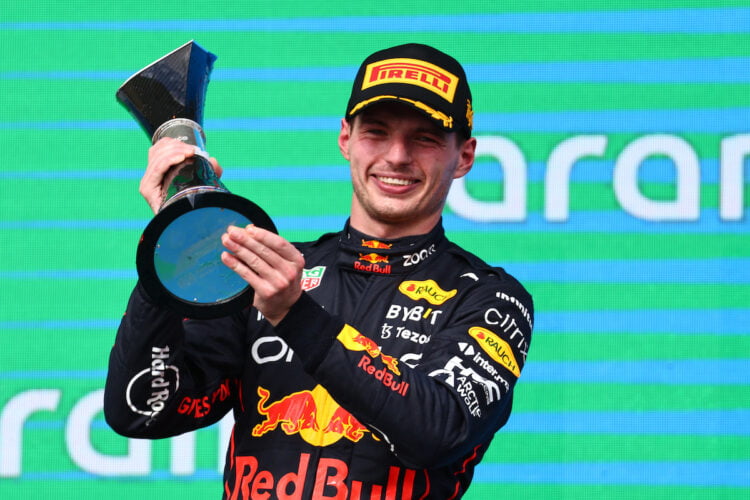 max verstappen réalise l'incroyable en battant le record légendaire de michael schumacher en formule 1, marquant une étape mémorable dans l'histoire du sport automobile.