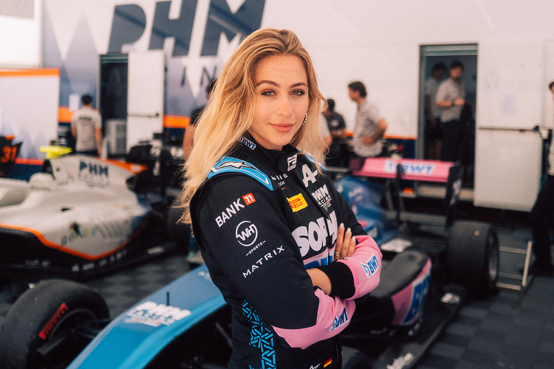 découvrez le défi inspirant de sophia flörsch à hamilton, où elle mène une équipe inclusive et diversifiée. rejoignez-nous pour célébrer la passion, l'égalité et l'esprit d'équipe dans l'univers du sport automobile.