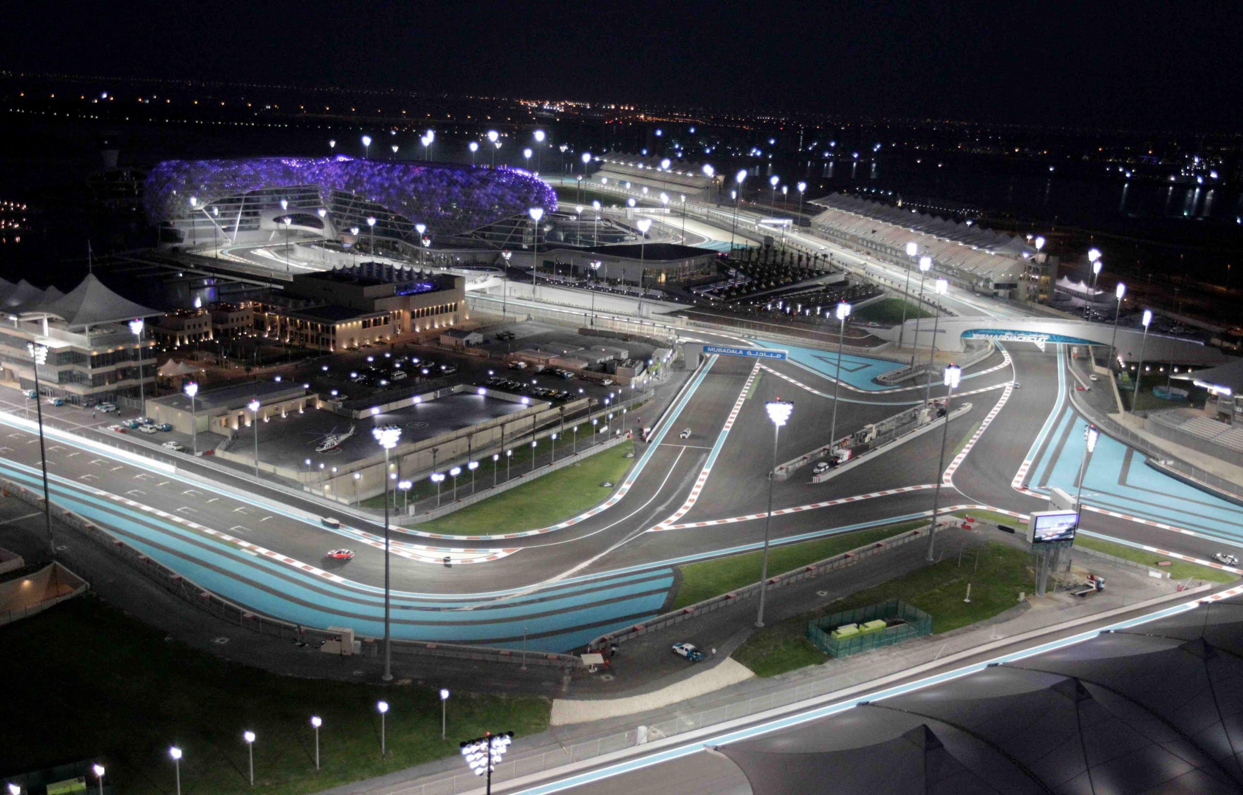 découvrez le grand prix de formule 1 d'abou dhabi 2024, l'une des courses les plus spectaculaires du calendrier. vivez l'excitation des pilotes de premier plan, profitez des animations et des festivités autour de cet événement exceptionnel dans un cadre nocturne époustouflant. ne manquez pas cette expérience unique au cœur du désert!