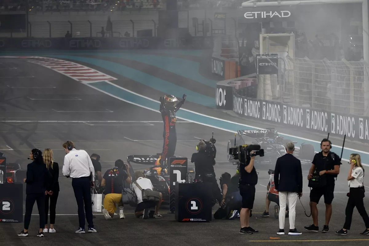 revivez les moments forts du retrait de max verstappen lors du grand prix d'abou dhabi. analysez les circonstances, les réactions et l'impact de cet événement sur la saison de formule 1.