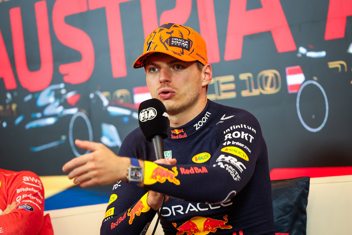 découvrez comment max verstappen gère la pression en 2025, alors qu'il aspire à préserver sa couronne et à faire face aux défis croissants en formule 1. analyse des enjeux, de la stratégie et de l'impact mental du champion sur la piste.