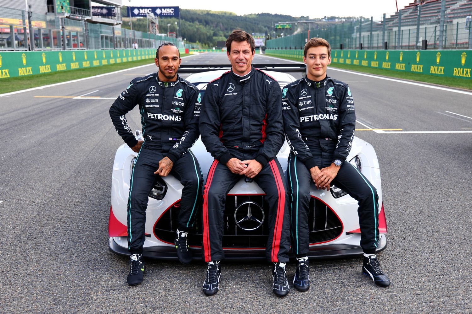 découvrez les potentiels remplaçants de lewis hamilton chez mercedes, des pilotes talentueux aux stratégies d'équipe, plongez dans l'avenir de la formule 1 et les choix cruciaux de la célèbre écurie allemande.