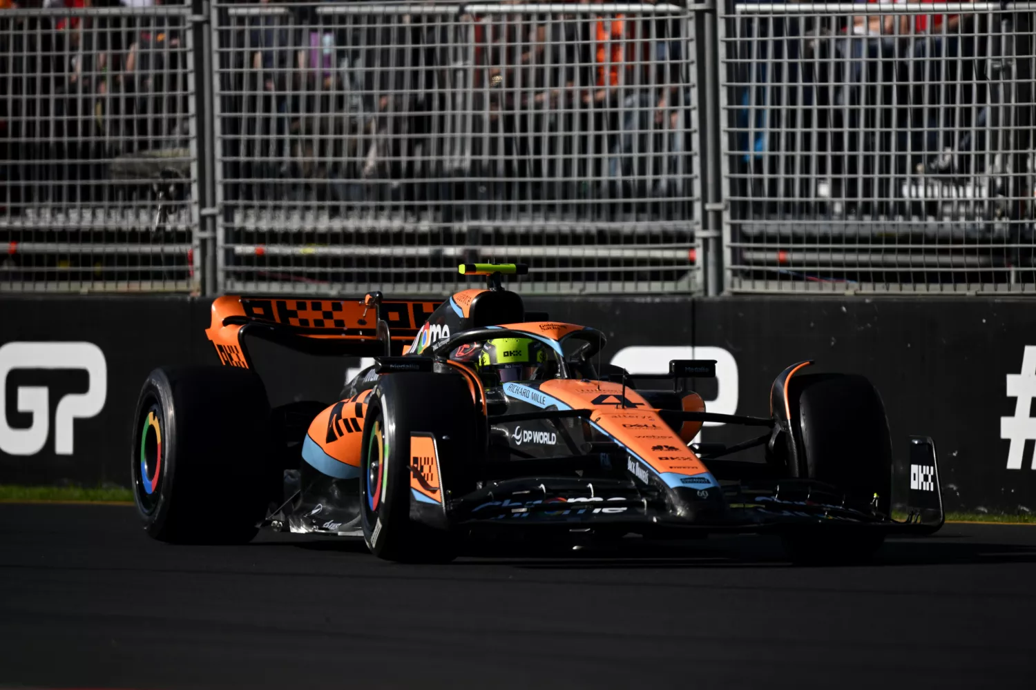 découvrez le sarcasme de max verstappen envers mclaren, une analyse humoristique des relations entre pilote et écurie, illustrant l'esprit compétitif de la formule 1 et les rivalités sur la piste.