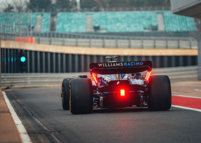 Carlos Sainz effectue ses débuts au volant de la nouvelle Williams sur le circuit de Silverstone