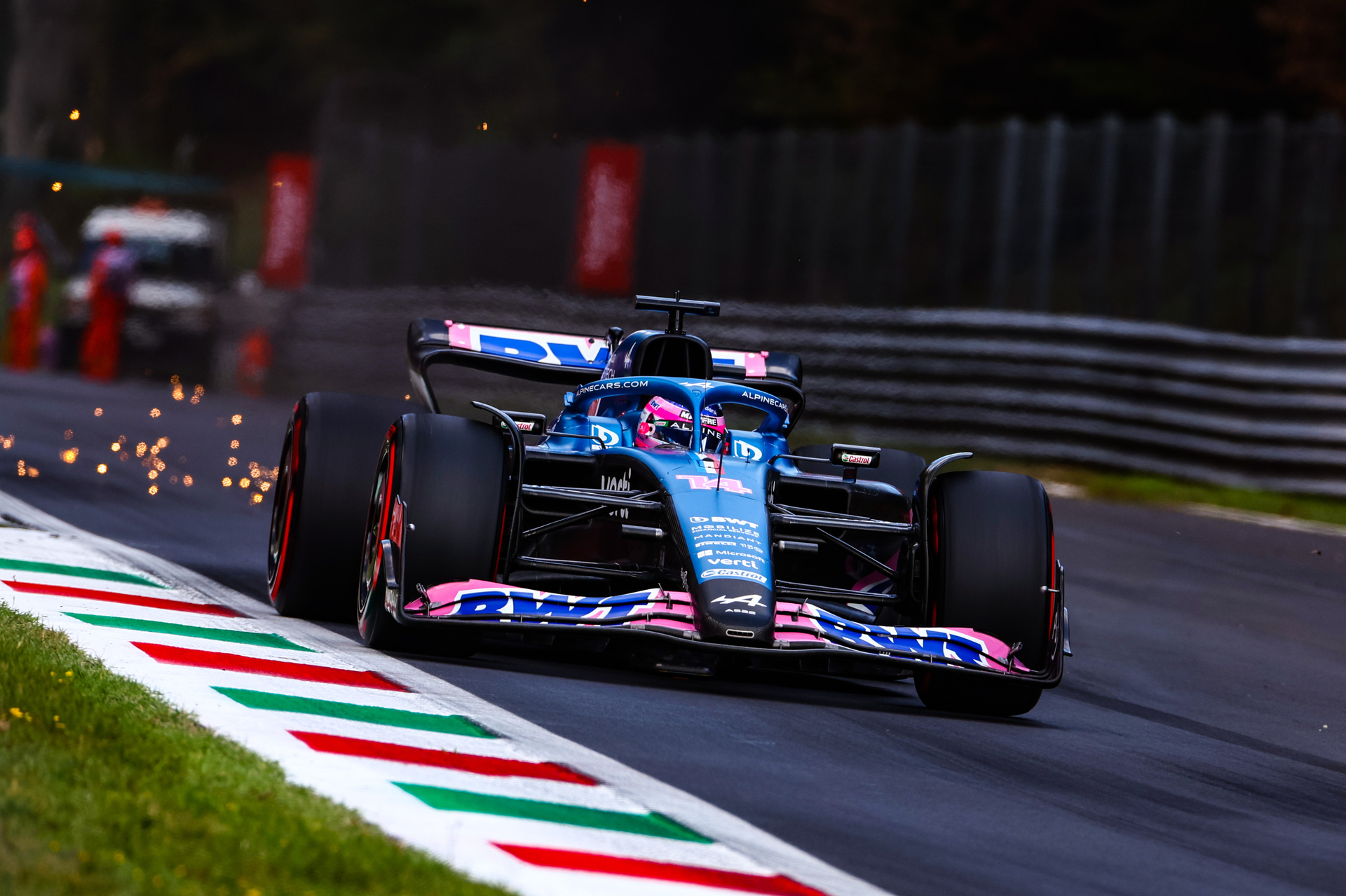 découvrez l'ascension fulgurante de colapinto dans le monde fascinant de la formule 1 avec alpine. plongez dans les détails de sa carrière prometteuse, ses performances sur piste et son rôle essentiel au sein de l'équipe. suivez son parcours et sa passion pour le sport automobile.