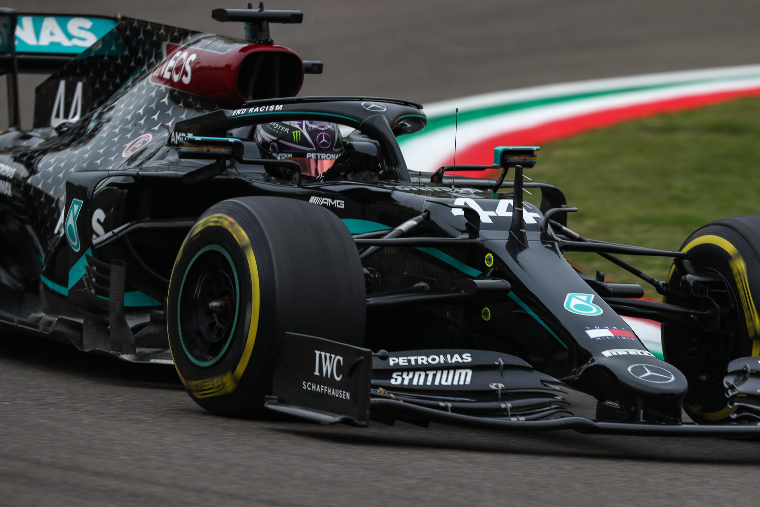 découvrez la collaboration exclusive entre adidas et amg f1, alliant style et performance. explorez une collection de vêtements et d'accessoires inspirés par le monde des courses et le savoir-faire allemand, parfaite pour les passionnés de sport automobile et de mode.