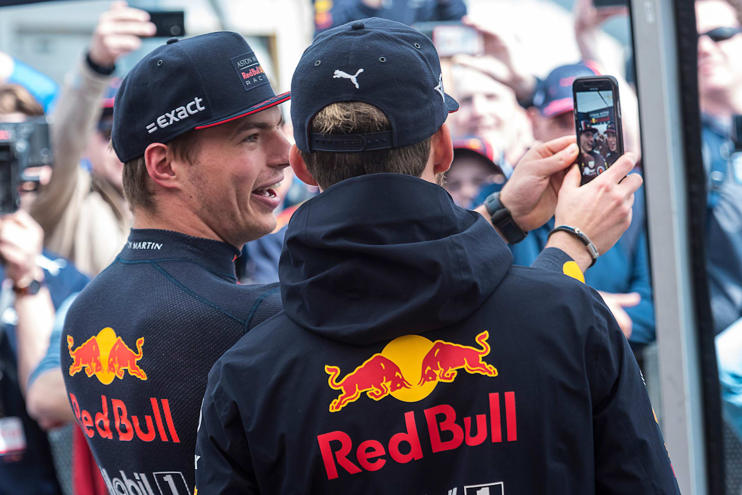 découvrez la tension entre pierre gasly et max verstappen, deux pilotes talentueux de la formule 1. plongez dans l'analyse de leur rivalité, les enjeux psychologiques et les défis sur la piste qui créent une pression inédite dans le monde du sport automobile.