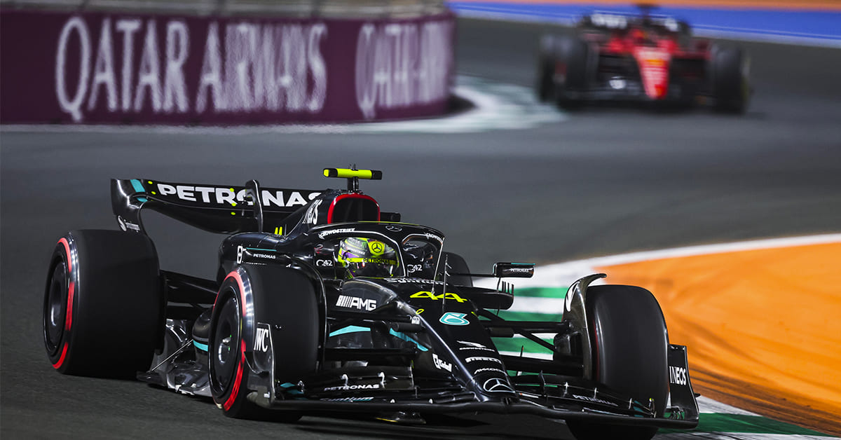 Formule 1 : Lewis Hamilton exprime son étonnement et partage ses réflexions sur le moteur Ferrari, contrasting avec celui de Mercedes