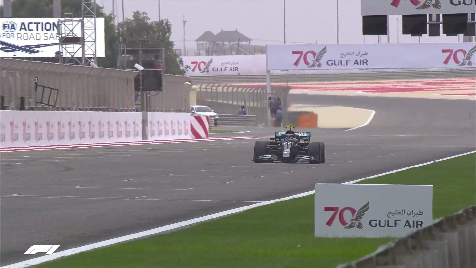 Un bus fait irruption sur le circuit de Formule 1 de Bahreïn, entraînant la suspension des essais