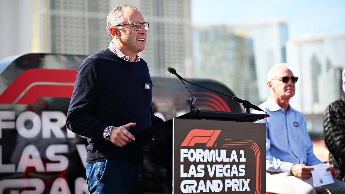 stefano domenicali, le pdg de la formule 1, prolonge son mandat jusqu'en 2029, apportant une vision ambitieuse et innovante pour l'avenir du sport automobile. découvrez les implications de cette prolongation et les projets à venir sous sa direction.