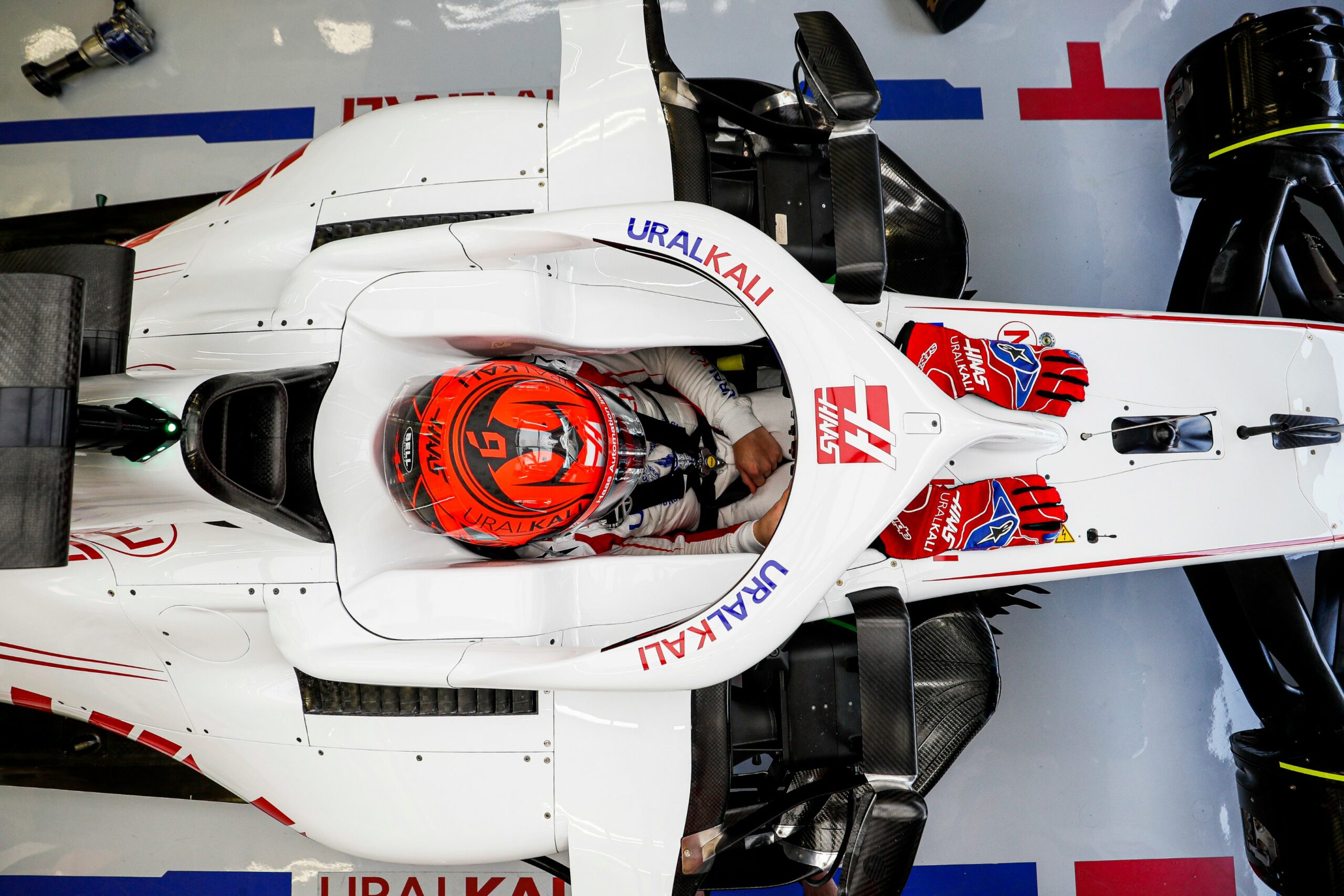 découvrez les essais hivernaux de la f1 2023 : performances des écuries, nouvelles technologies, et premiers aperçus des bolides en action sur la piste. ne manquez pas les moments clés de cette préparation incontournable avant le début de la saison !