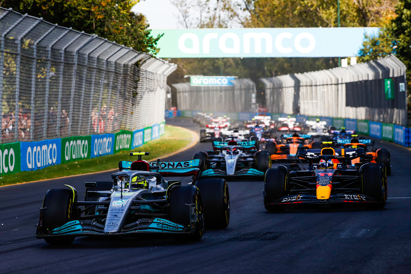 découvrez notre aperçu détaillé de la saison f1 2025, mettant en lumière les performances impressionnantes de lewis hamilton. analyse des courses clés, des stratégies et des défis rencontrés par le champion, ainsi qu'un regard sur l'avenir de la f1.