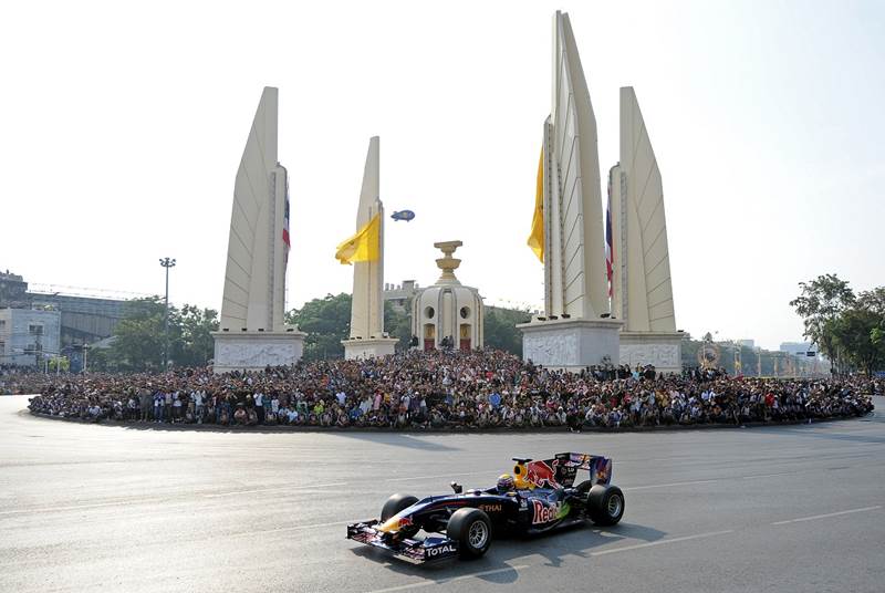 découvrez l'excitation de la f1 à bangkok ! plongez dans l'univers fascinant de la formule 1 avec des courses palpitantes, des événements inédits et l'ambiance vibrante de la capitale thaïlandaise. ne manquez pas cette expérience unique qui combine vitesse, adrénaline et culture locale.
