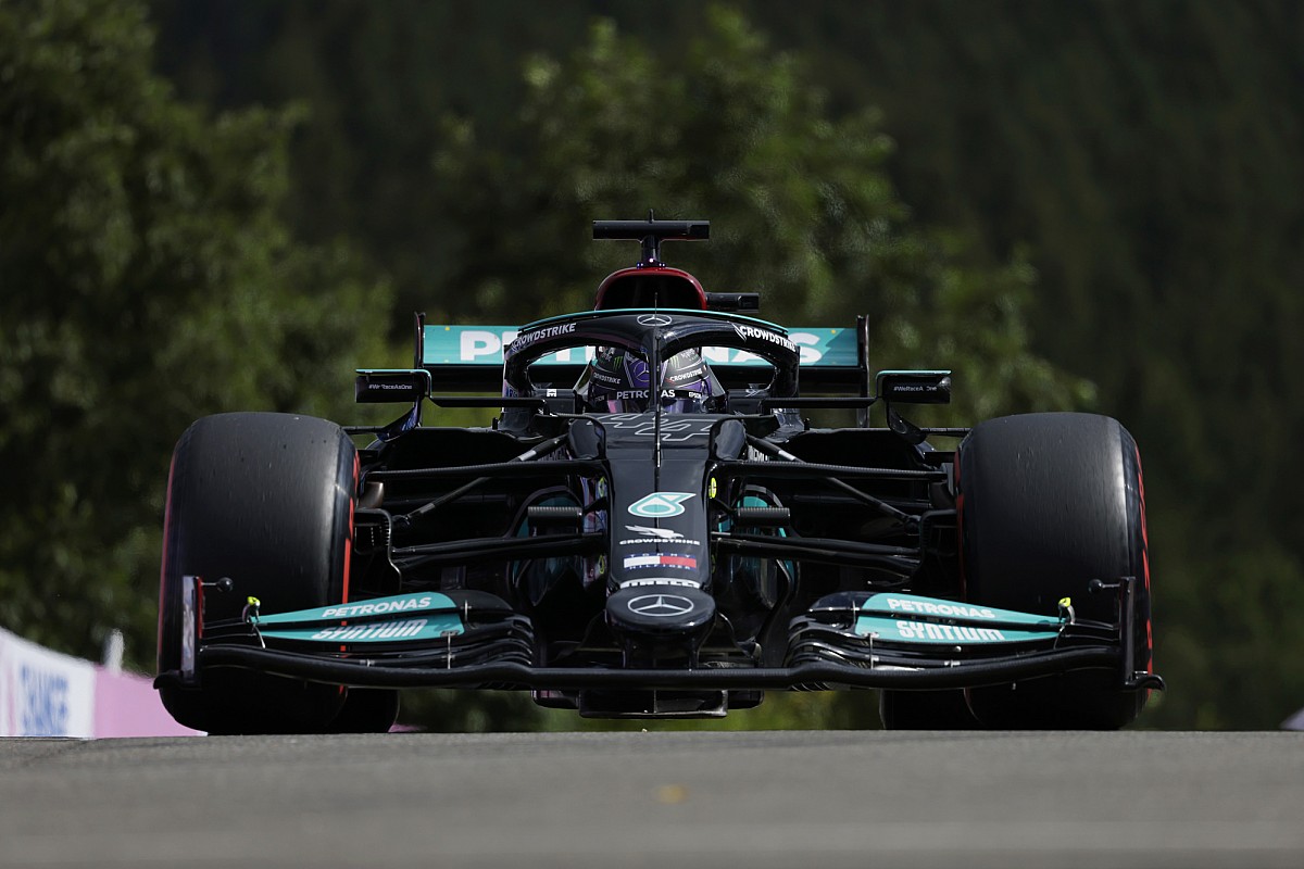 découvrez les révélations surprenantes d'hamilton sur mercedes, plongeant dans les coulisses de l'écurie de formule 1 et les secrets de son succès. ne manquez pas ces anecdotes exclusives et insights passionnants !