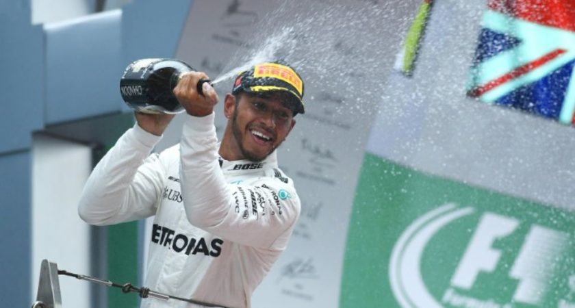 découvrez comment lewis hamilton a triomphé lors de la dernière course avec ferrari en chine, marquant un moment mémorable dans le monde de la formule 1. plongez dans les détails de cette victoire palpitante et les performances des équipes.