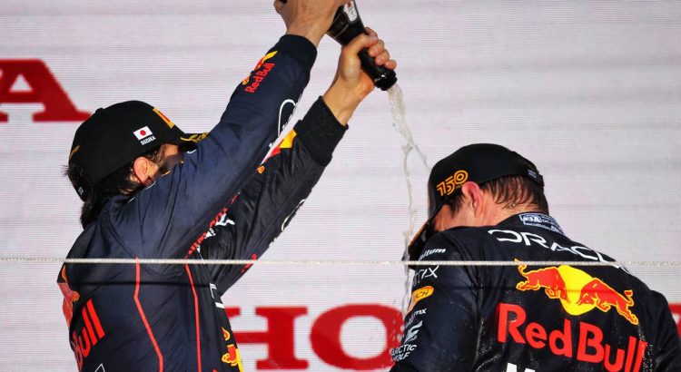 découvrez le retour de sergio pérez en formule 1, ses performances impressionnantes et son impact sur la saison. suivez son aventure sur les circuits et les enjeux qui l'entourent dans ce sport passionnant.