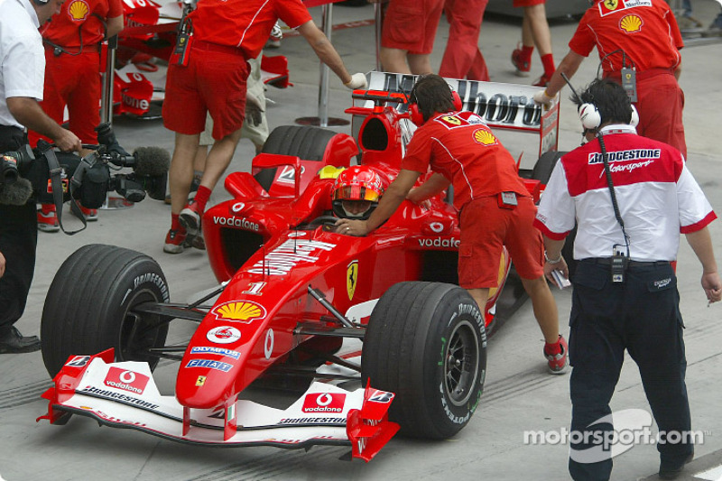 revivez le moment mémorable du grand prix d'australie 2002, où michael schumacher a démontré son talent exceptionnel en remportant la course. explorez les temps forts, les stratégies et les enjeux qui ont marqué cette compétition emblématique de formule 1.