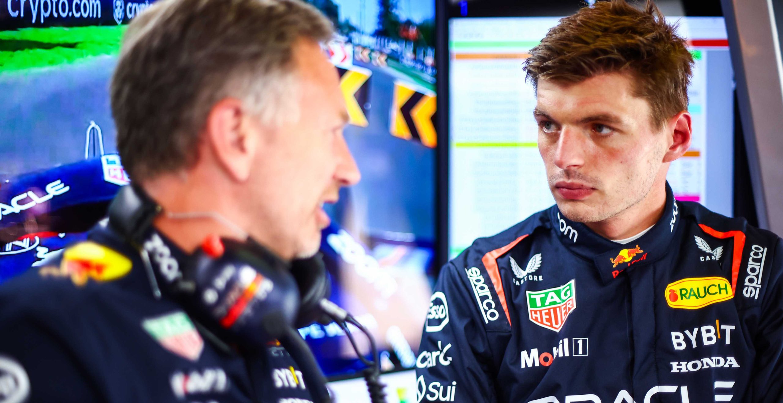 découvrez comment max verstappen pourrait être en danger chez red bull, entre rivalités internes et pression de performance. plongez dans les coulisses de l'écurie et les enjeux qui pourraient influencer son avenir.