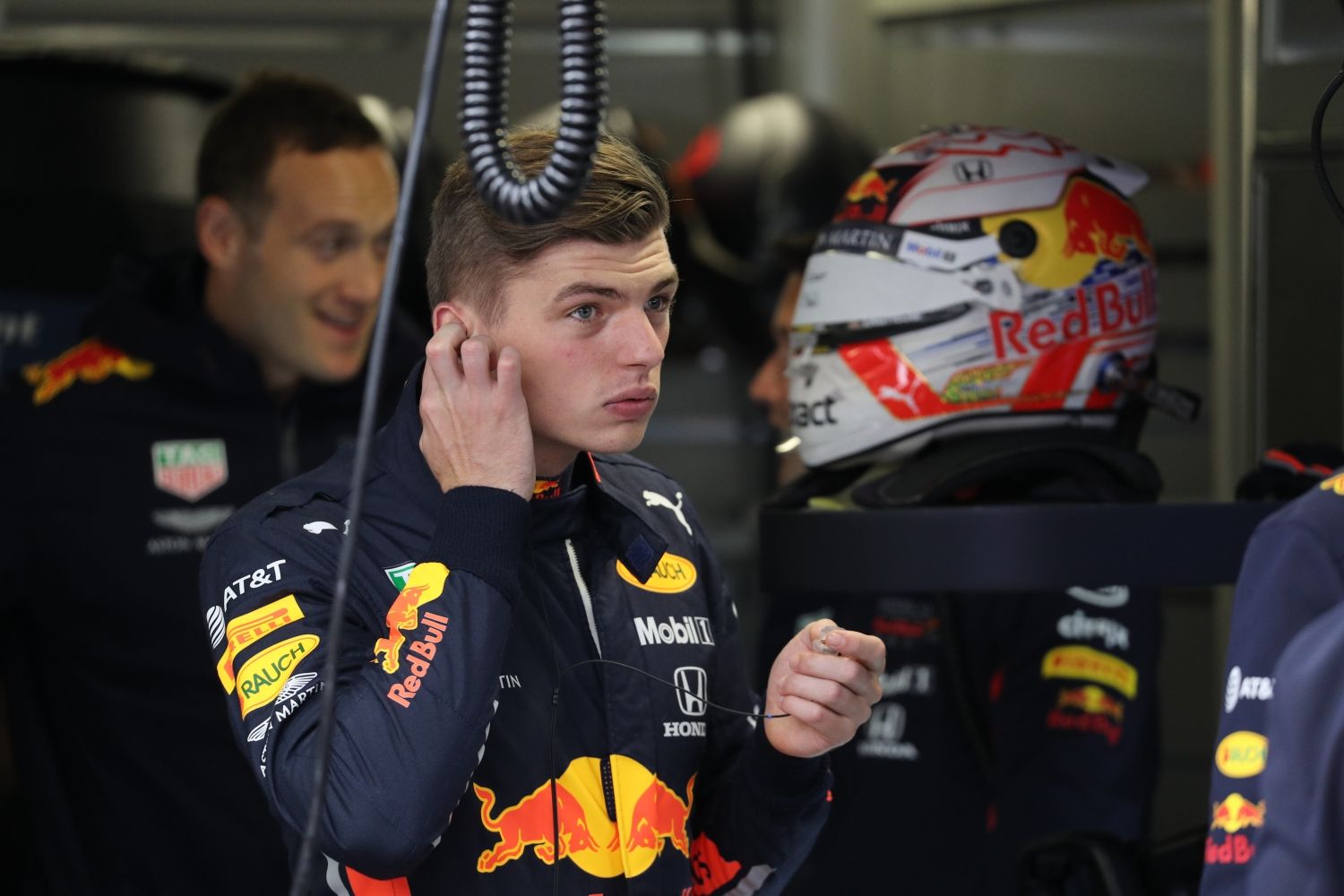 découvrez l'opinion de max verstappen sur le retour des moteurs v10 en formule 1. laissez-vous séduire par sesarguments passionnés et plongez au cœur d'un débat qui pourrait redéfinir le futur des courses automobiles.