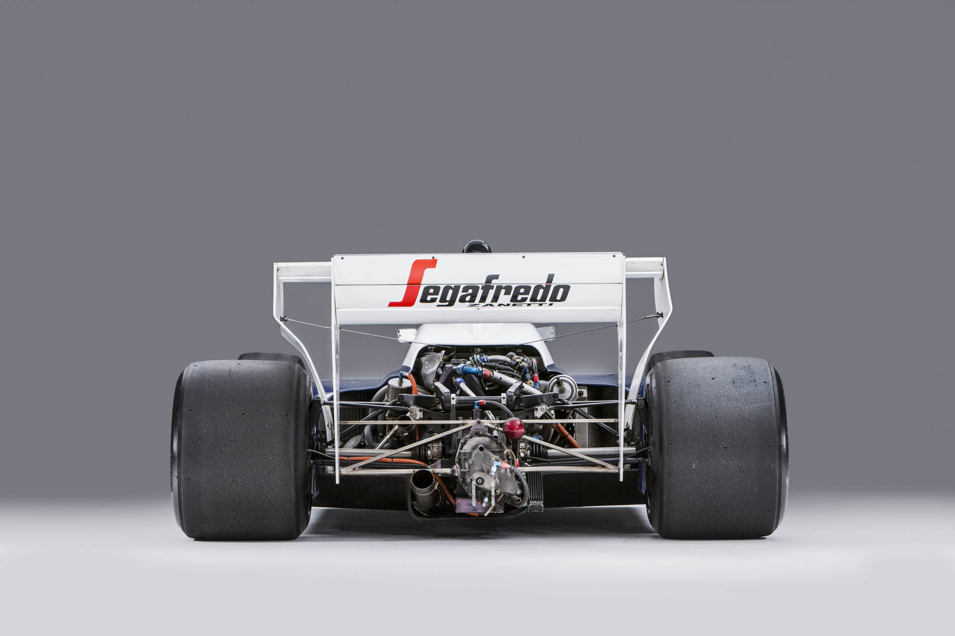découvrez l'opportunité unique d'acheter la mythique formule 1 d'ayrton senna, une pièce maîtresse de l'histoire du sport automobile. plongez dans l'univers fascinant de ce champion légendaire et possédez une part de son héritage.