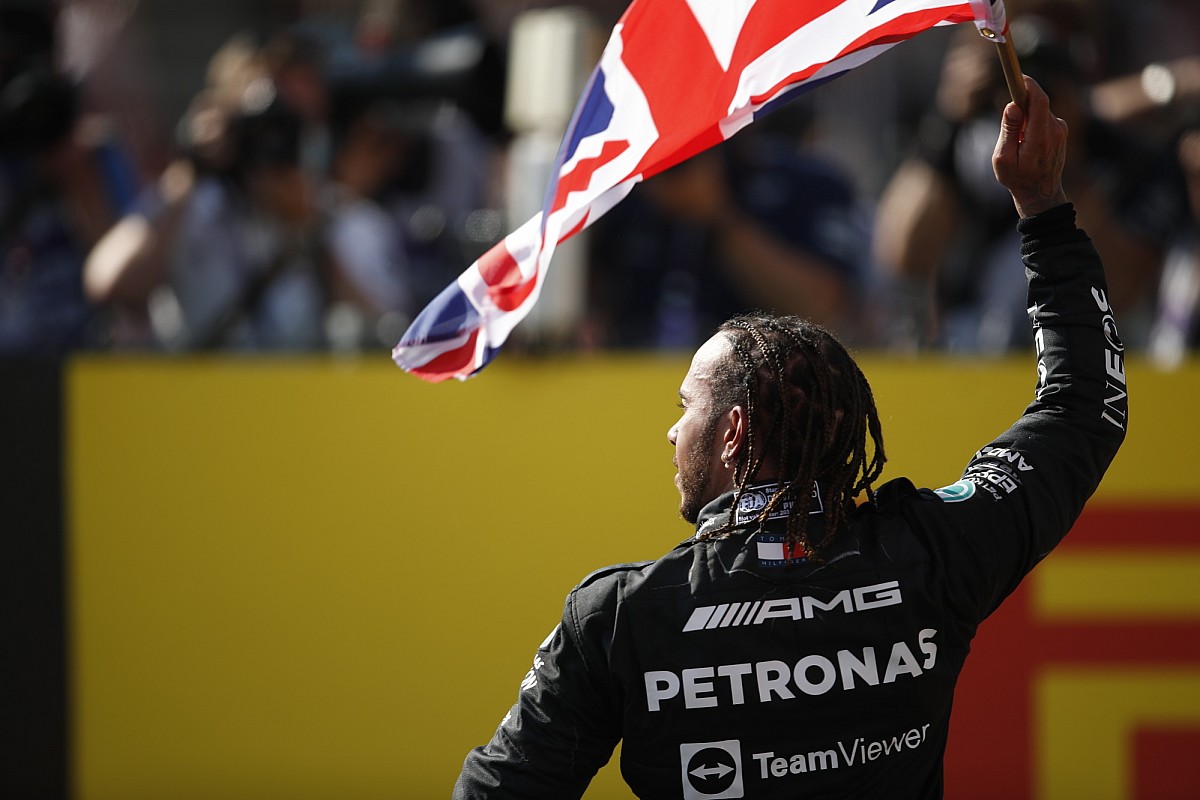 découvrez l'univers fascinant de clémence, commissaire de course, et son rôle dans la carrière de max verstappen. plongée dans la passion et l'engagement de ces acteurs clé du monde de la formule 1.