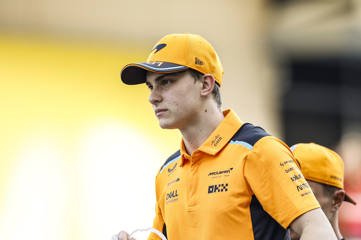 découvrez la dynamique de mclaren suite à la victoire éclatante d'oscar piastri. analyse des performances de l'écurie, des stratégies gagnantes et des perspectives prometteuses pour la saison. plongez dans l'univers fascinant de la formule 1 et l'ascension fulgurante du jeune pilote australien.