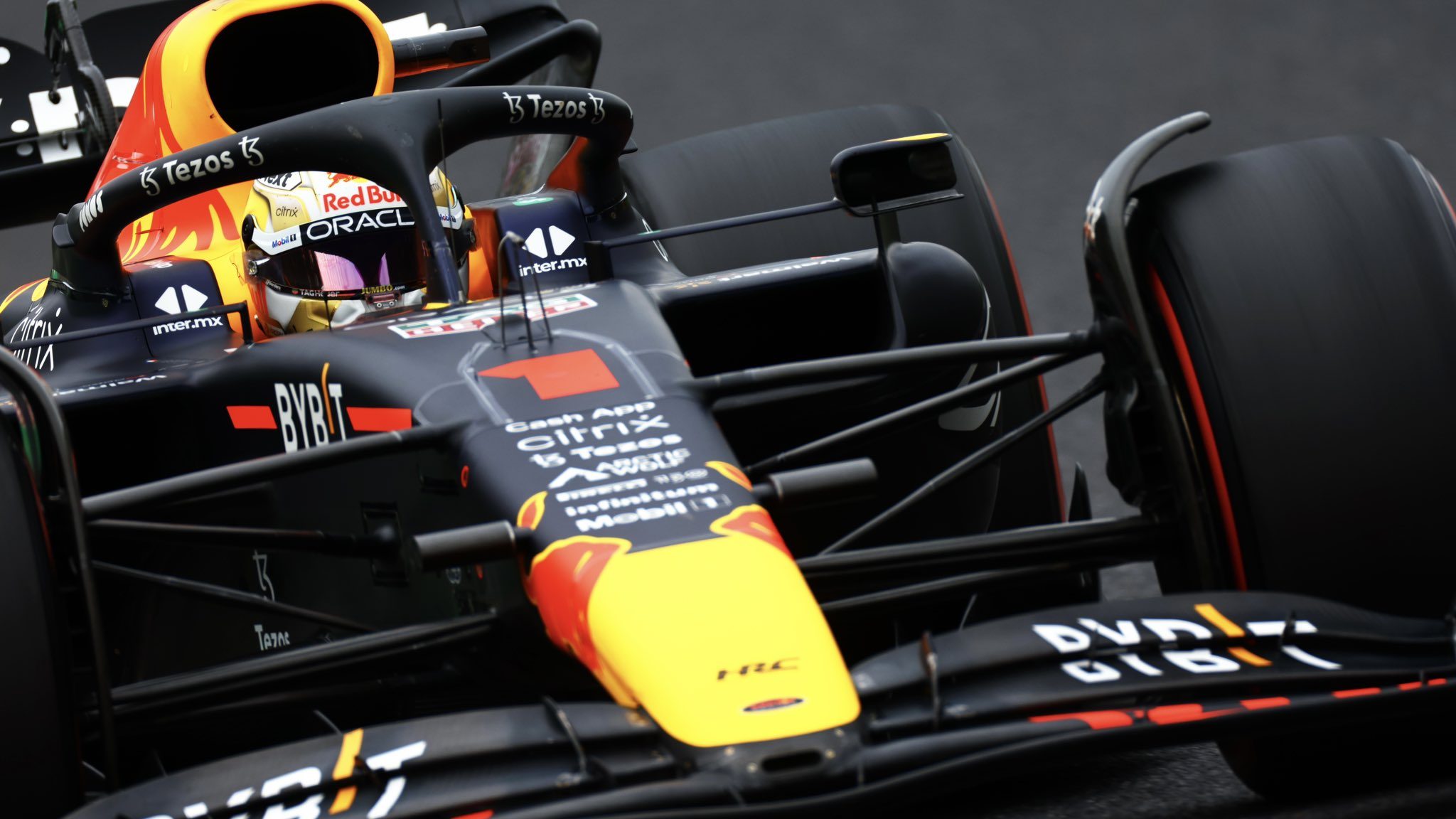 revivez le grand prix du japon où max verstappen a triomphé en montant sur la plus haute marche du podium, tandis que le jeune pilote hadjar a réussi à marquer ses premiers points. une course palpitante pleine de rebondissements et d'émotions!