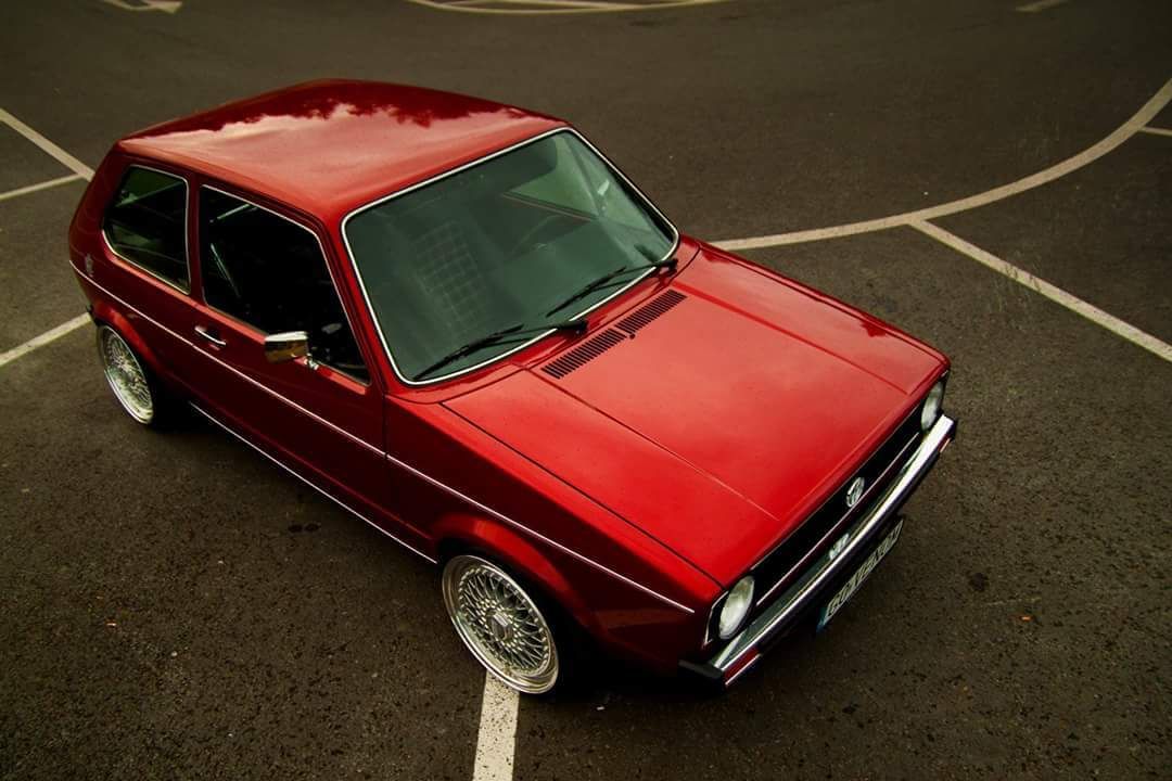 découvrez comment un pilote de f1 est devenu la cible des moqueries en conduisant une golf gti ! une aventure pleine d'humour qui mélange vitesse et légèreté sur la route. ne manquez pas cette histoire amusante qui met en lumière les contrastes de la vie d'un pilote professionnel.