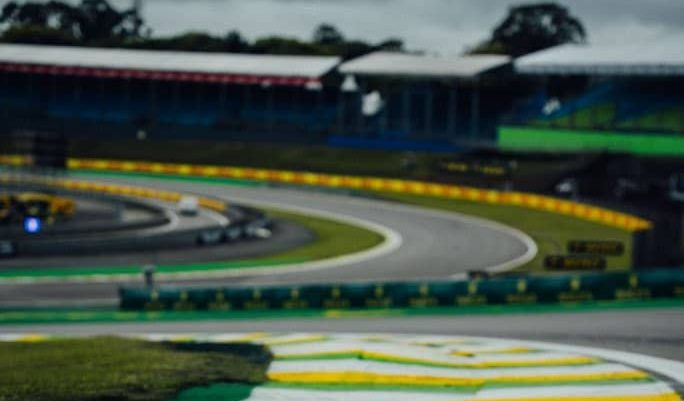découvrez l'histoire d'un pilote de f1 moqué pour sa voiture, confronté aux critiques et défiant les attentes sur la piste. plongez dans les enjeux de son parcours et la passion qui le pousse à surmonter les obstacles en formule 1.