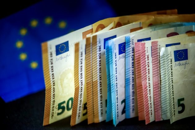 découvrez les enjeux et les défis de la dette publique en france. analyse des impacts économiques, des stratégies de gestion et des perspectives d'avenir pour un équilibre financier durable.