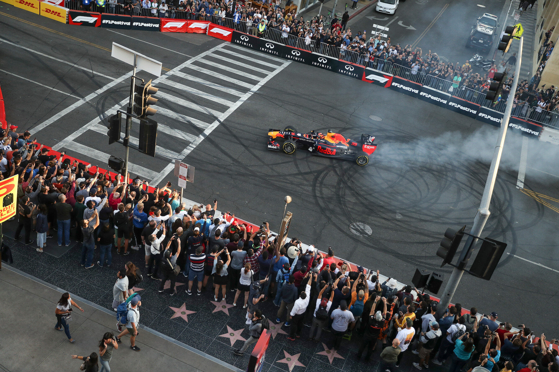 découvrez l'univers fascinant de la formule 1 et son influence sur hollywood. explorez comment le monde du sport automobile a inspiré des films, des célébrités et des événements, créant un lien indissoluble entre vitesse et glamour.