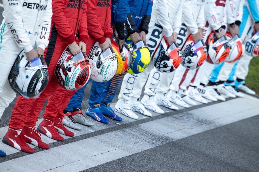 découvrez le monde fascinant des pilotes de formule 1 les plus riches. explorez leurs fortunes, leur style de vie extravagant, et les sponsors qui alimentent leur réussite sur et en dehors des circuits.