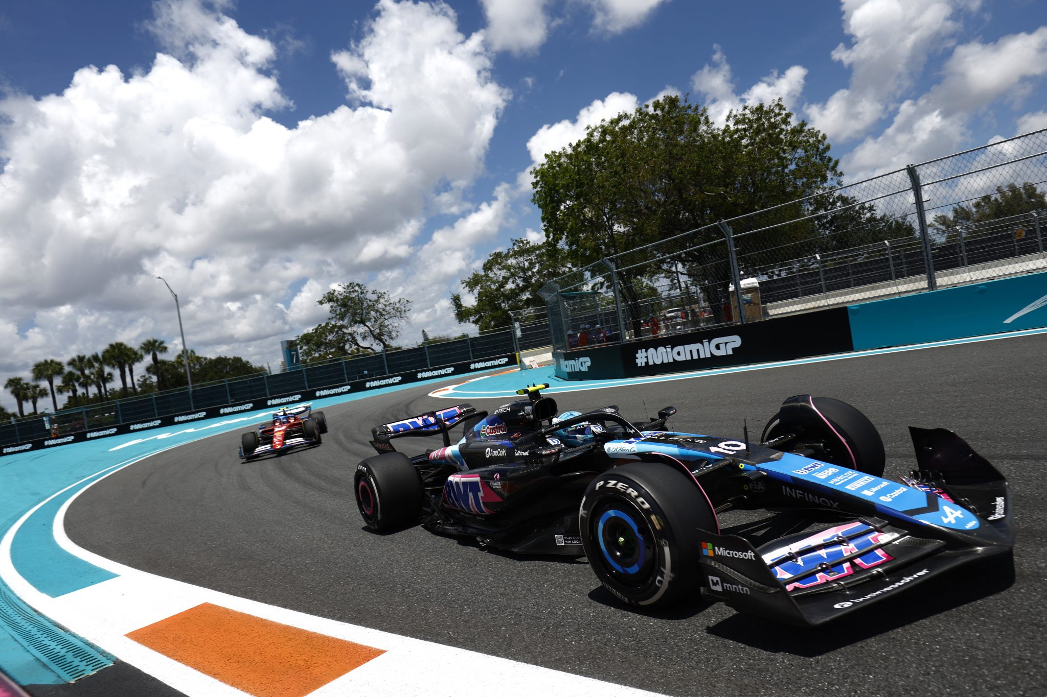 découvrez tout sur le sprint f1 miami, un événement palpitant qui réunira les meilleurs pilotes de formule 1 sur le circuit ensoleillé de miami. préparez-vous pour des courses de vitesse, des stratégies audacieuses et une ambiance festive unique au cœur de la ville.