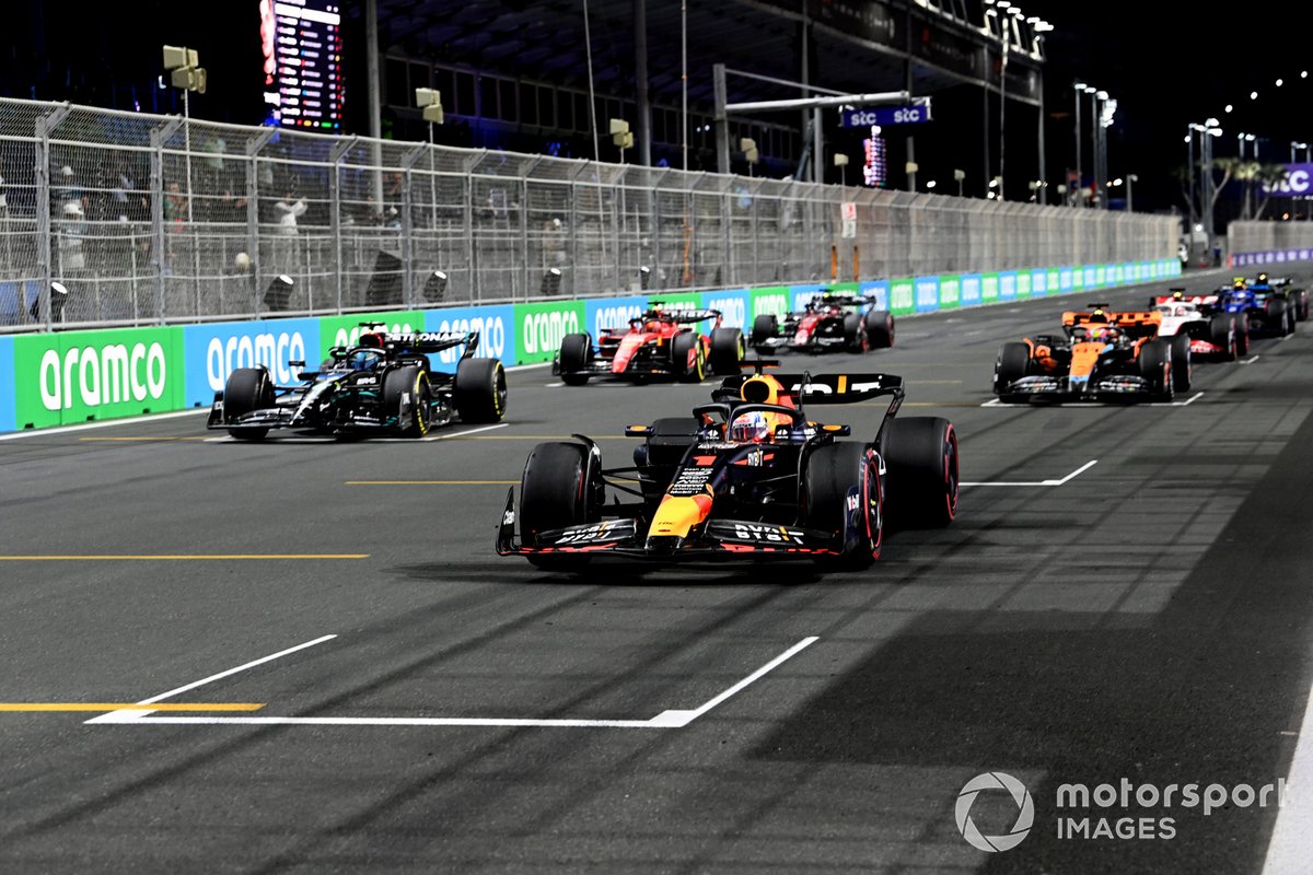 découvrez la vitesse exceptionnelle de max verstappen, le pilote néerlandais qui révolutionne le monde de la formule 1. analyse de ses performances, ses records et son style de conduite audacieux qui le propulsent vers les sommets.