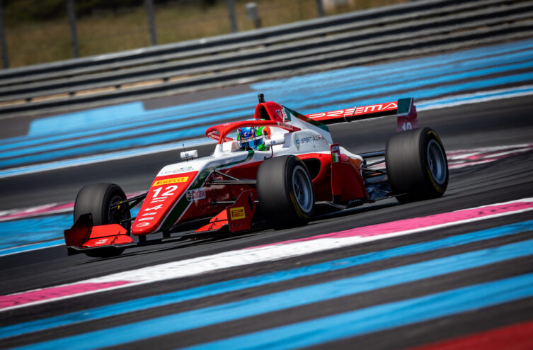 Antonelli célèbre son premier podium en F1 avant de se consacrer à ses examens de fin d&rsquo;année