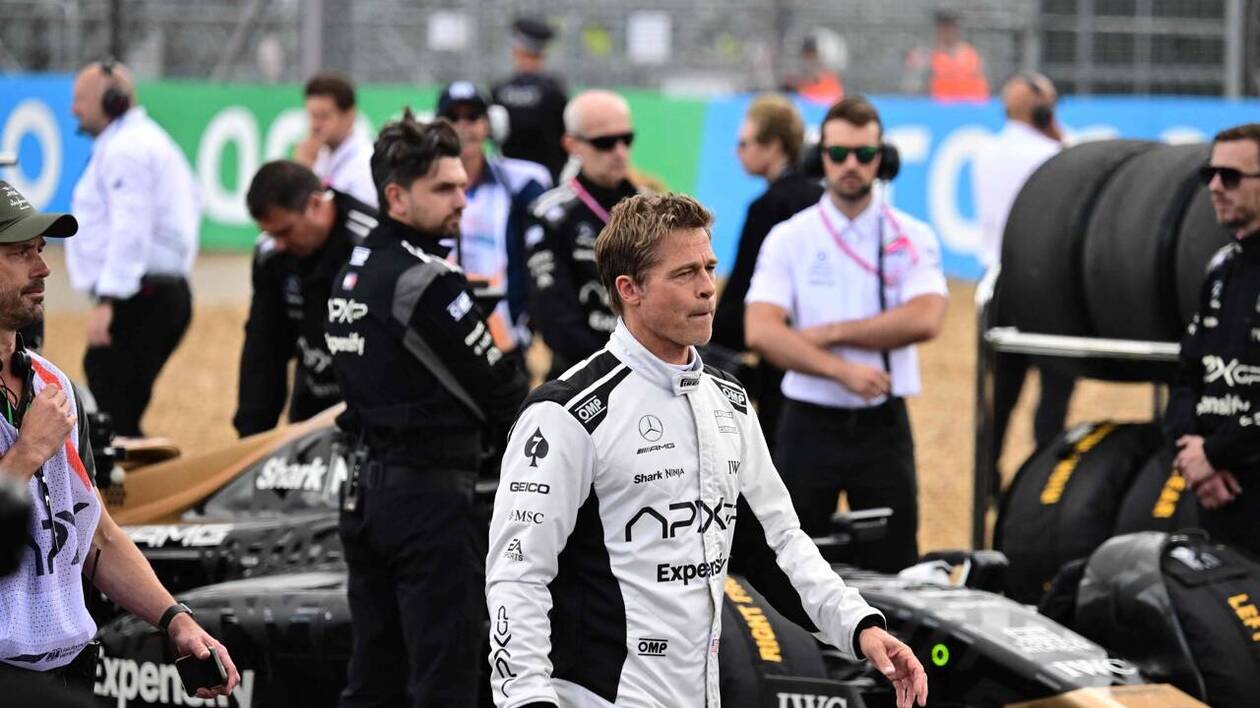 découvrez l'évolution du visage de brad pitt à travers le prisme du cinéma et son lien fascinant avec le monde de la formule 1. plongez dans l'univers de cet acteur emblématique qui séduit par son charisme et sa passion pour la vitesse.