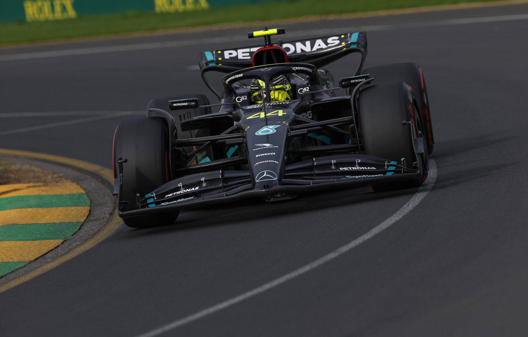 découvrez les conséquences de la chute en f1 sur les pilotes, les équipes et la sécurité des courses. analyse des impacts physiques, psychologiques et sportifs liés à ces incidents dramatiques.